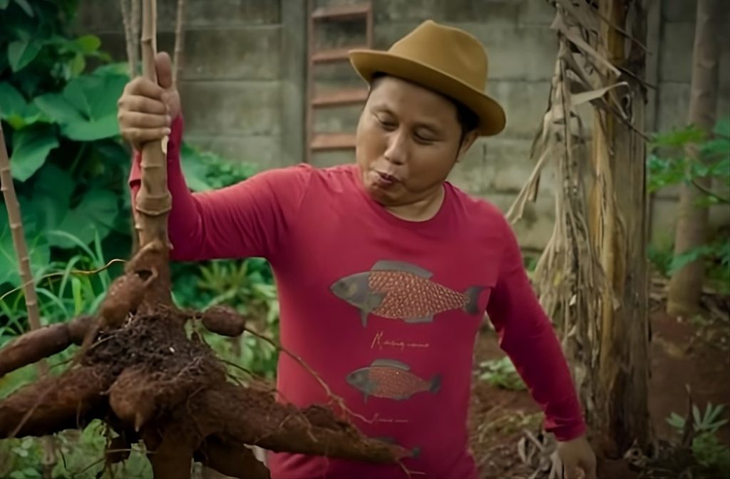 Bang Narji di lahan pertanian miliknya (sumber Youtube abangnarji.com)