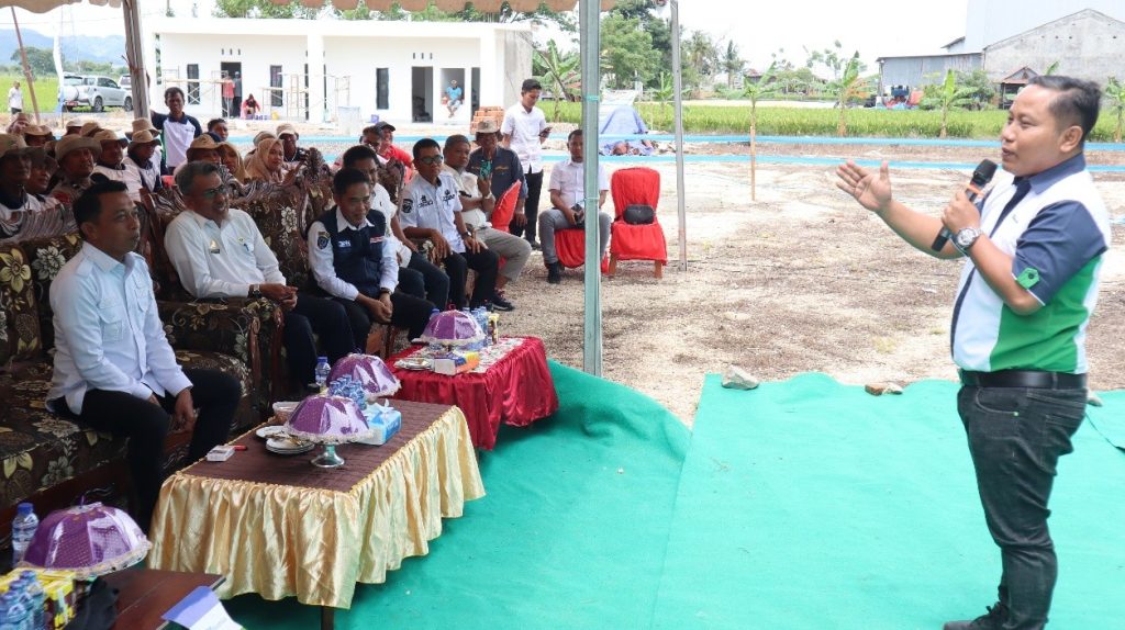 Foto:  Abang Narji memandu acara Karnaval Advansia dengan meriah dan inspiratif