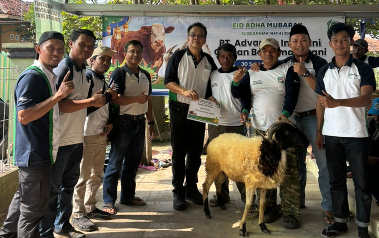 Advansia BerQurban 30 Sapi 134 Kambing - Foto Bersama FA dan Petani
