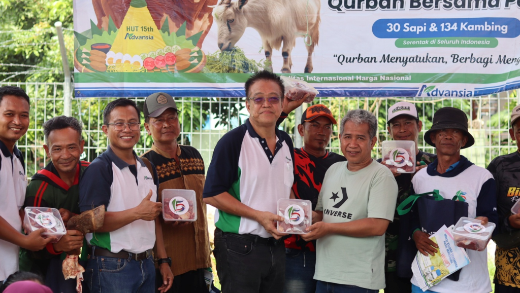 Advansia BerQurban 30 Sapi 134 Kambing - Foto Bersama Petani pada saat pembagian daging qurban