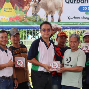 Advansia BerQurban 30 Sapi 134 Kambing - Foto Bersama Petani pada saat pembagian daging qurban