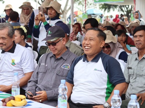 Karnaval Advansia Goyang 500+ Petani Padi di Karawang!