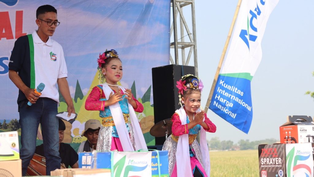 Karnaval Advansia di Karawang - Tari Jaipong
